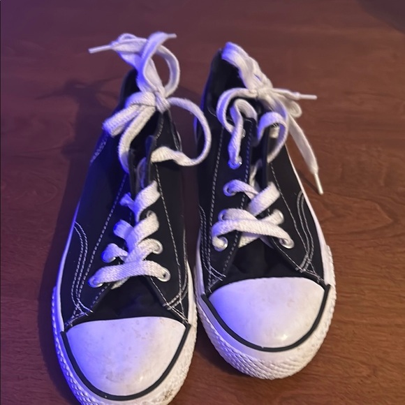 Unisex Airwalk Black and White Canvas Sneakers Timeless Design - Picture 3 of 12